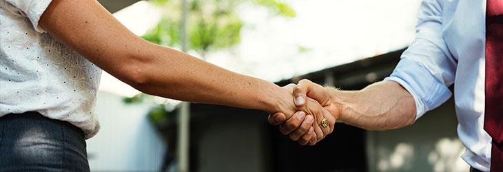 Die 5 besten Tipps zur Gehaltsverhandlung Zwei Männer beim Handschlag nach der Gehaltsverhandlung